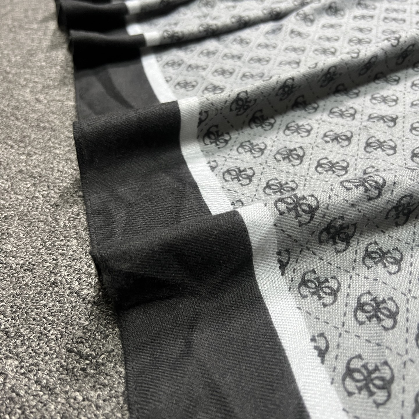 21$ GUESS Scarf size 65x190 cm 7626 YUM14 gallery