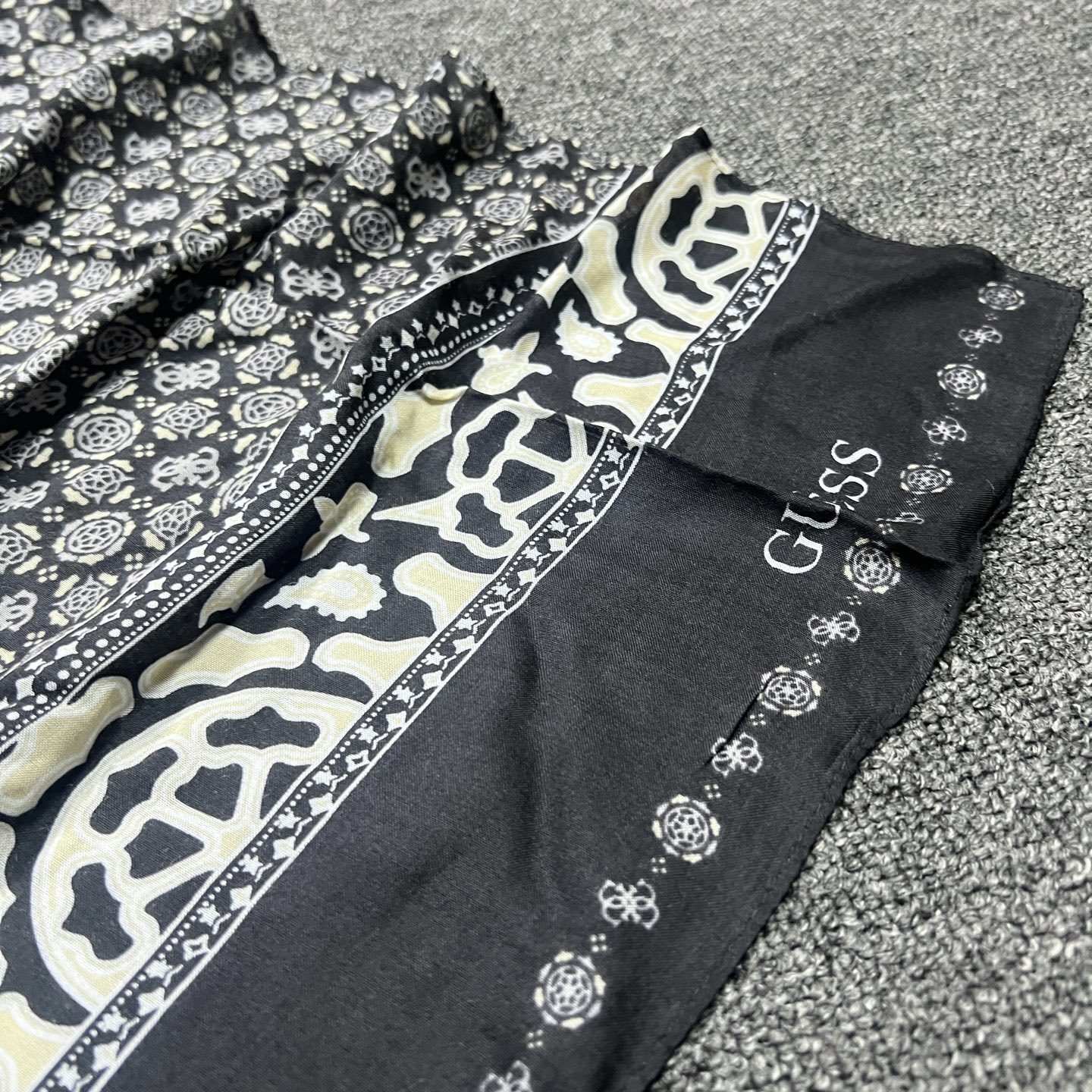 22$ GUESS Scarf size 95x185 cm 4616 YUM18 gallery