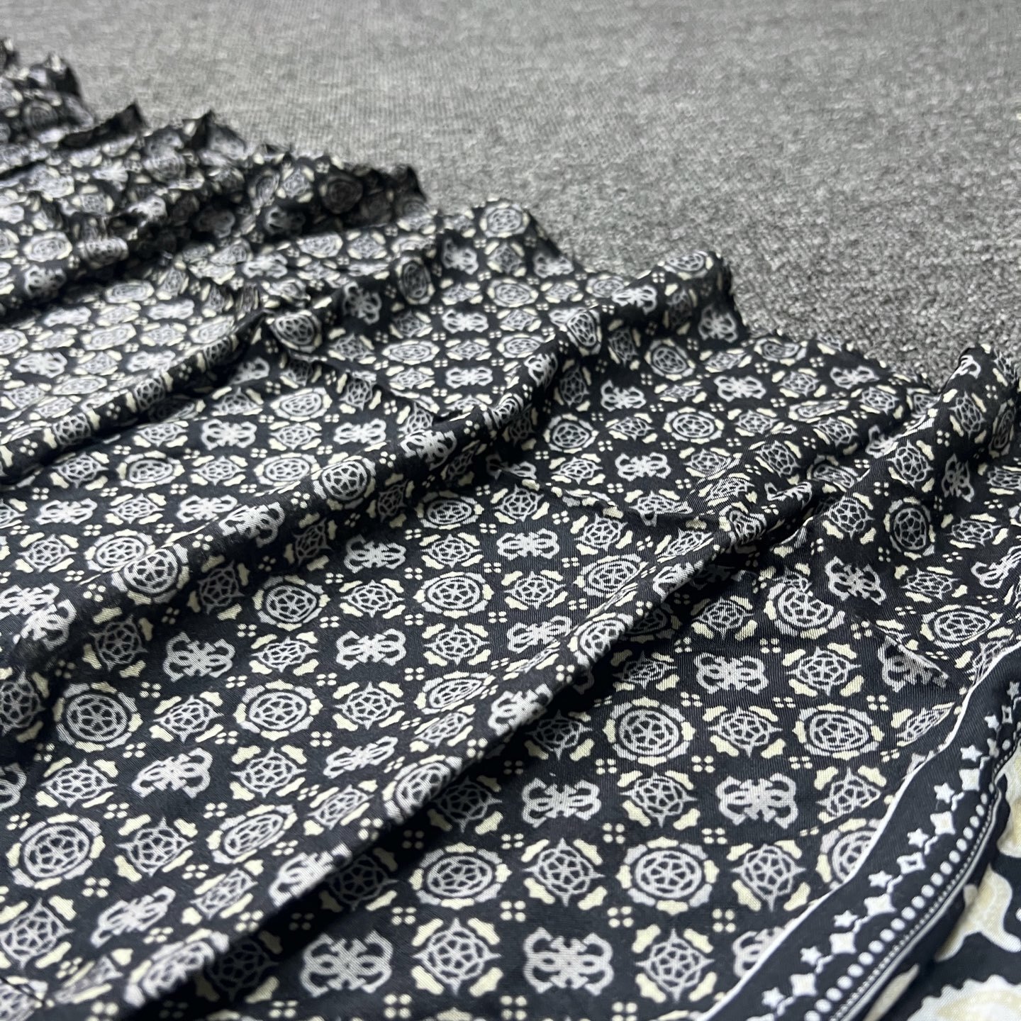 22$ GUESS Scarf size 95x185 cm 4616 YUM18 gallery