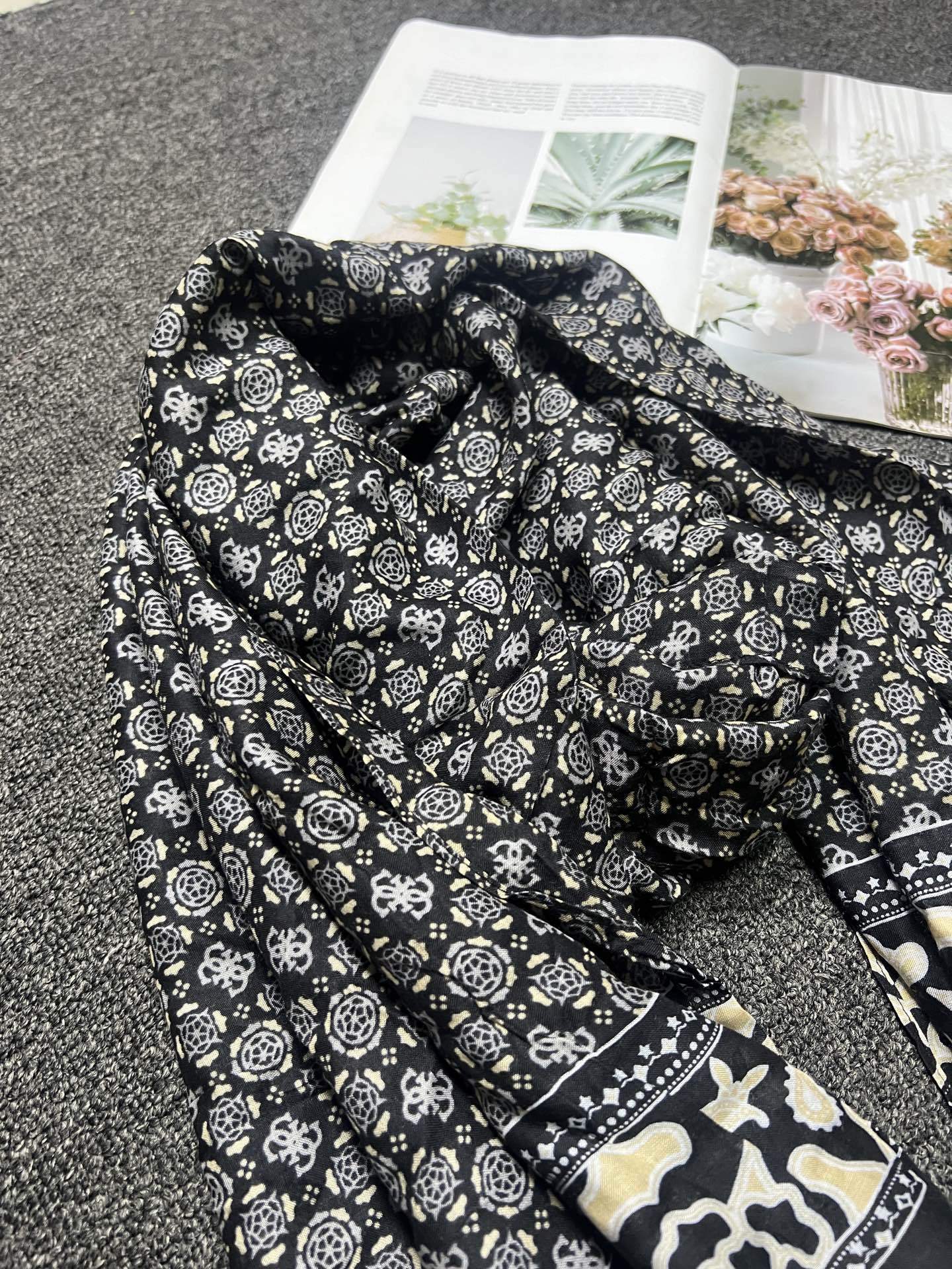 22$ GUESS Scarf size 95x185 cm 4616 YUM18 gallery