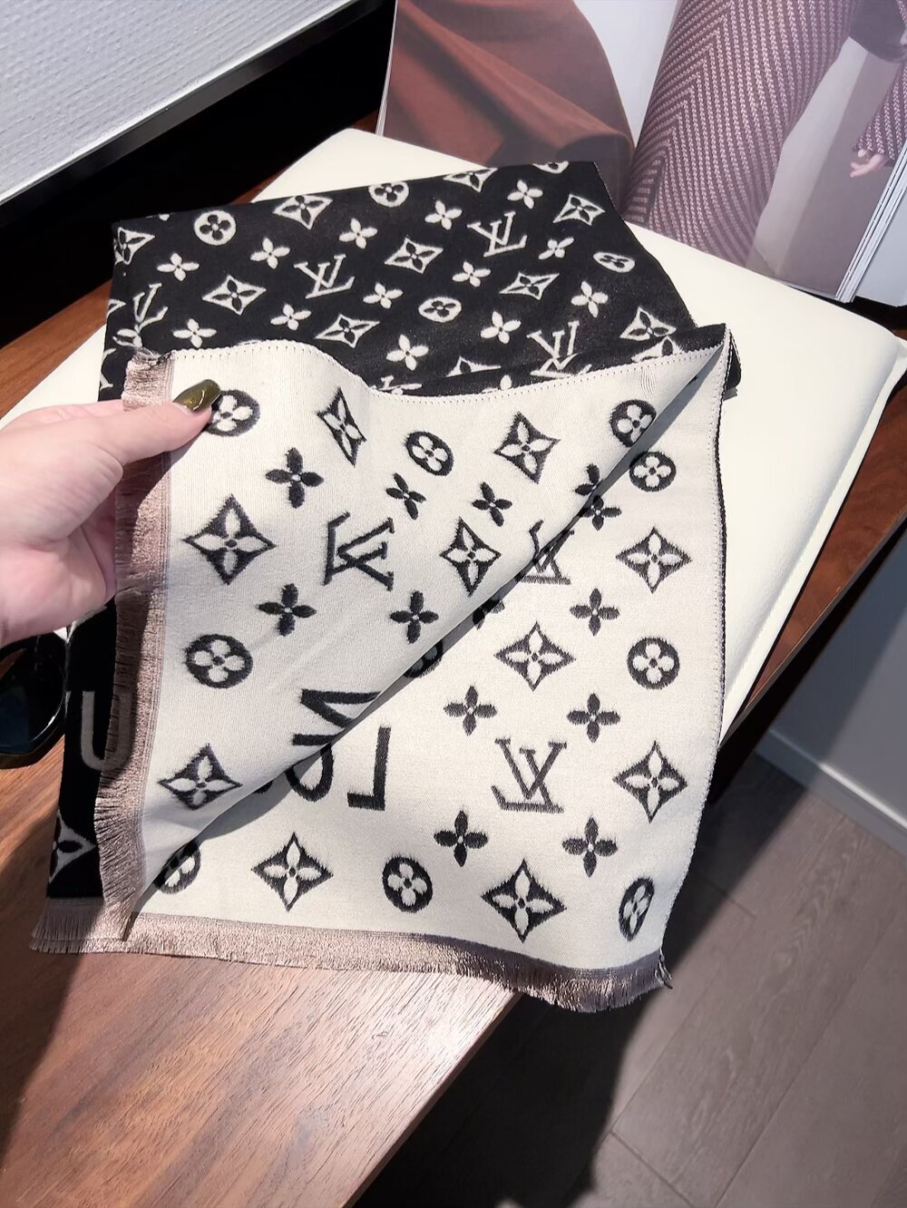 23$ LV Scarf Material Cashmere size 180 x 65 cm 4690 LGZ2 gallery