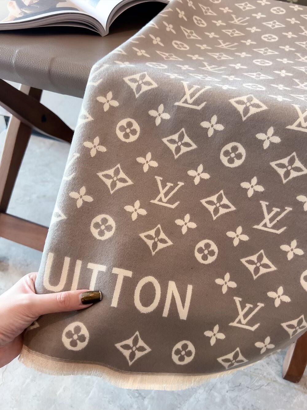 23$ LV Scarf Material Cashmere size 180 x 65 cm 4690 LGZ2 gallery