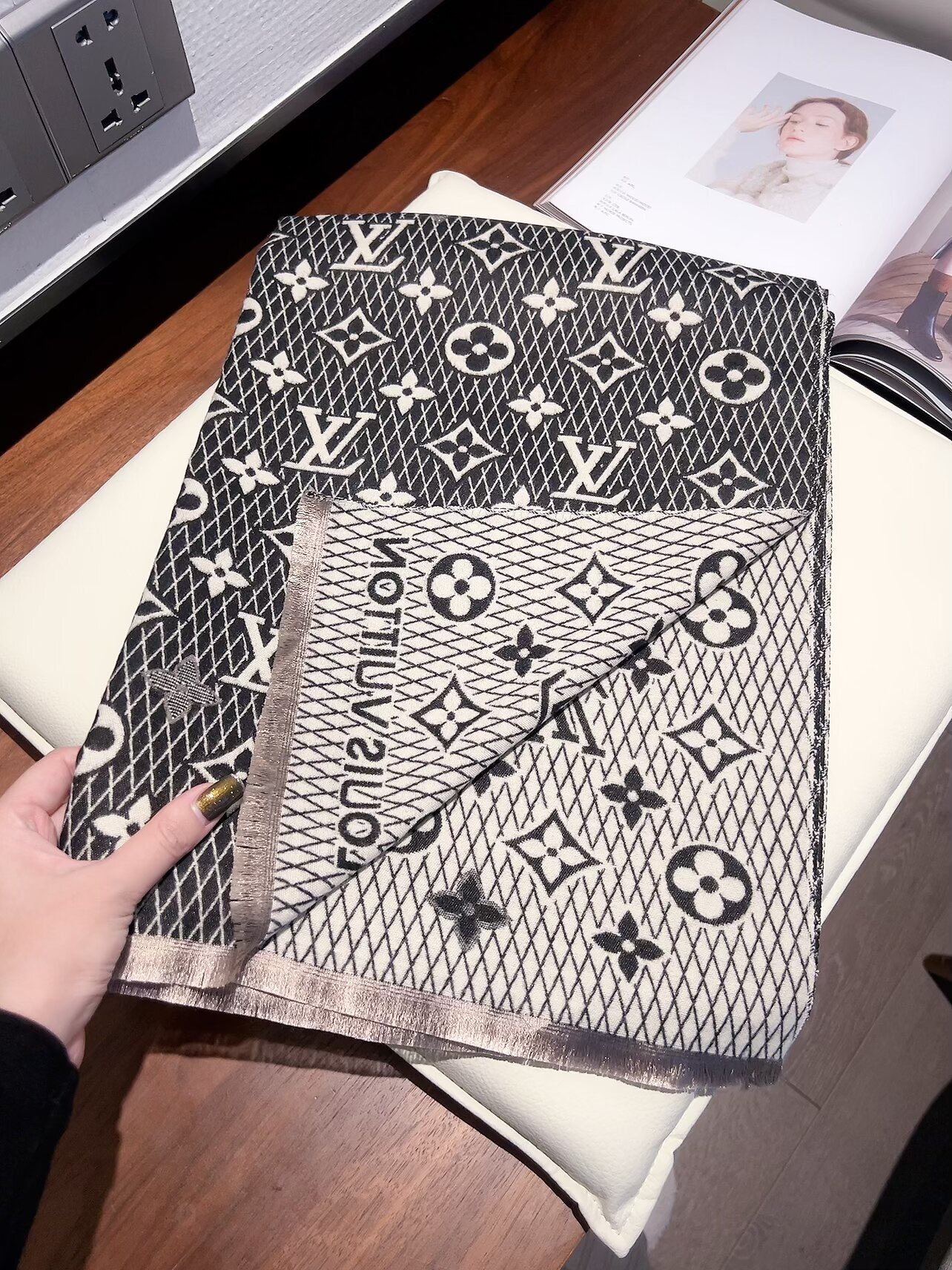 23$ LV Scarf Material Cashmere size 180 x 65 cm 4690 LGZ2 gallery