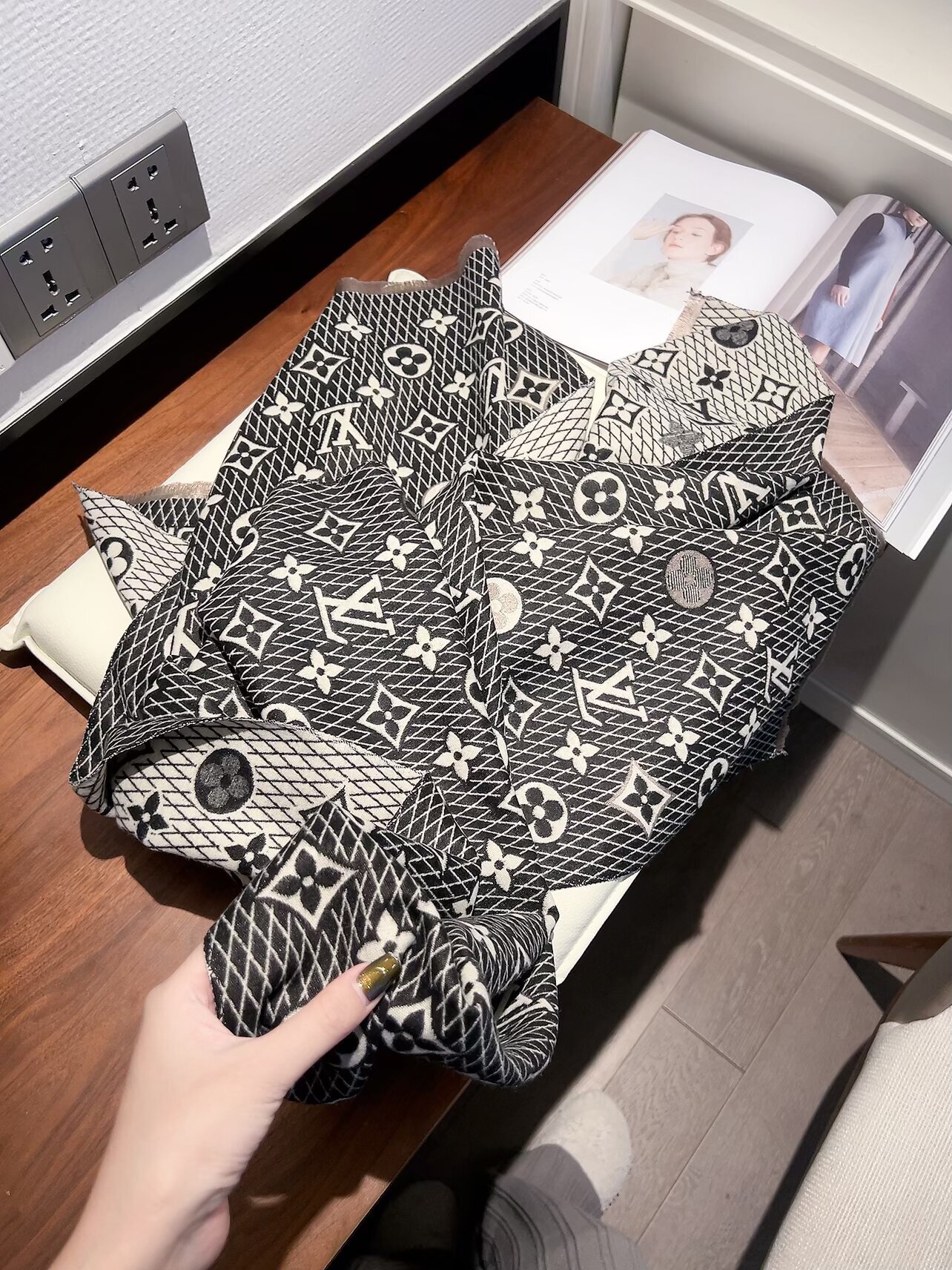 23$ LV Scarf Material Cashmere size 180 x 65 cm 4690 LGZ2 gallery