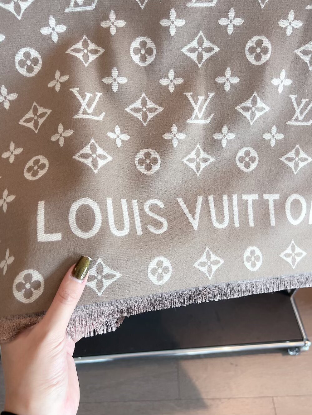 23$ LV Scarf Material Cashmere size 180 x 65 cm 4690 LGZ2 gallery