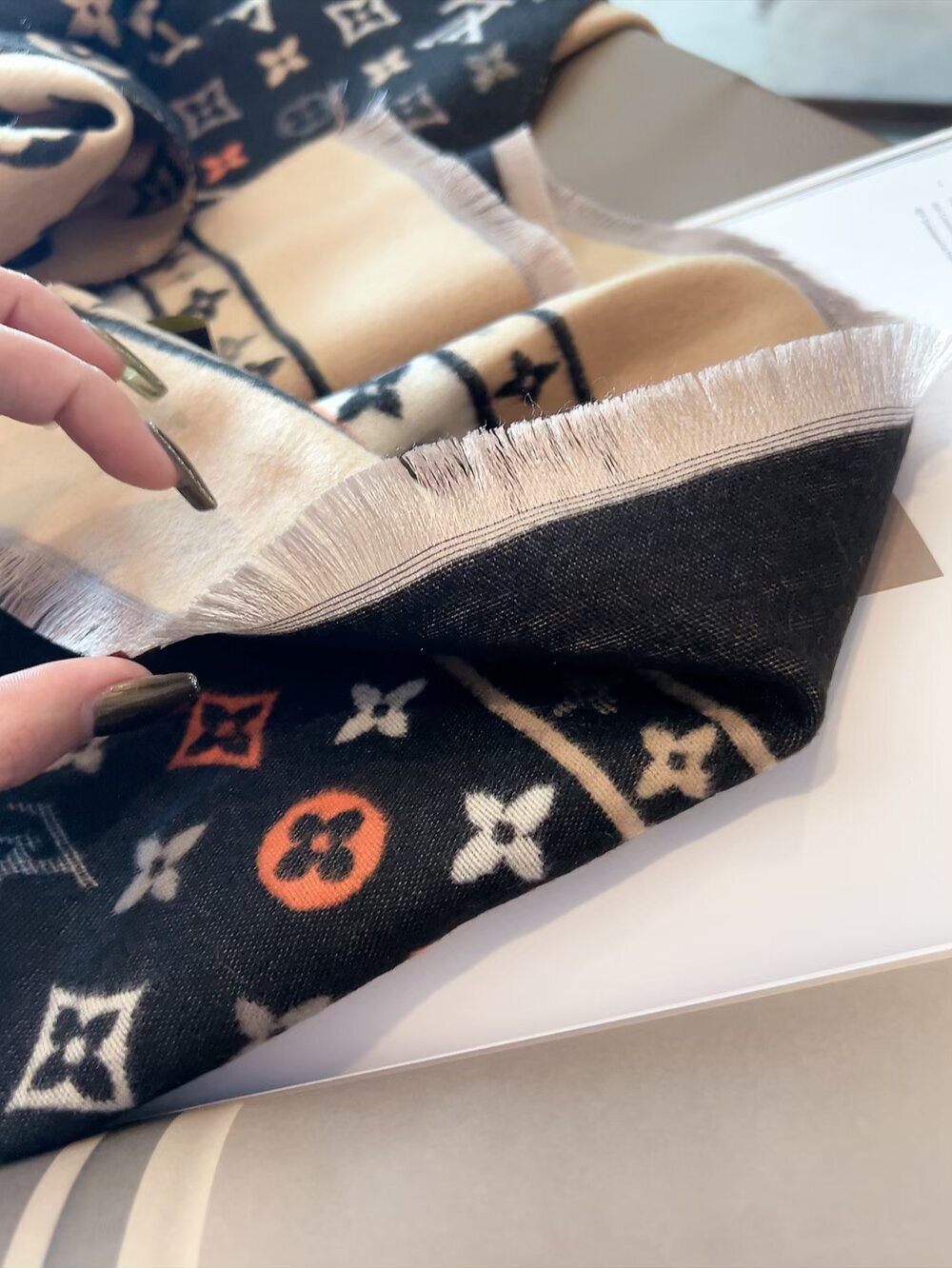 23$ LV Scarf Material Cashmere size 180 x 65 cm 4690 LGZ2 gallery