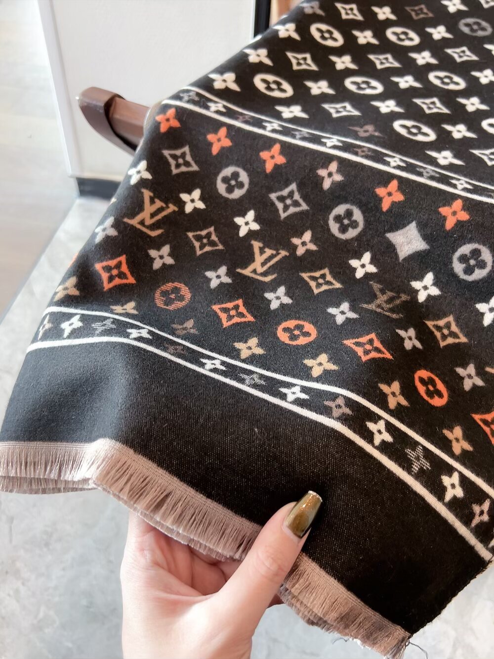 23$ LV Scarf Material Cashmere size 180 x 65 cm 4690 LGZ2 gallery