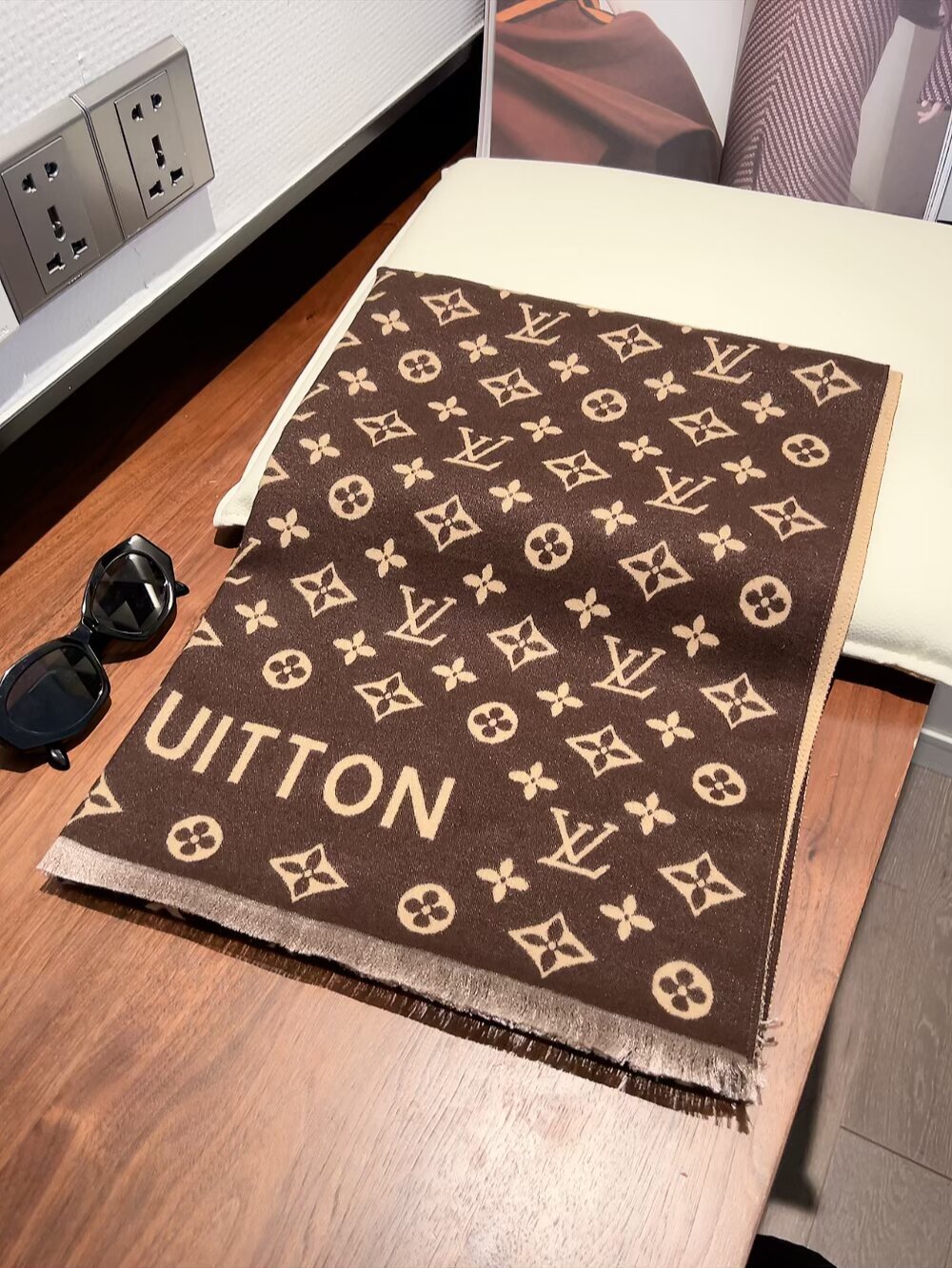 23$ LV Scarf Material Cashmere size 180 x 65 cm 4690 LGZ2 gallery