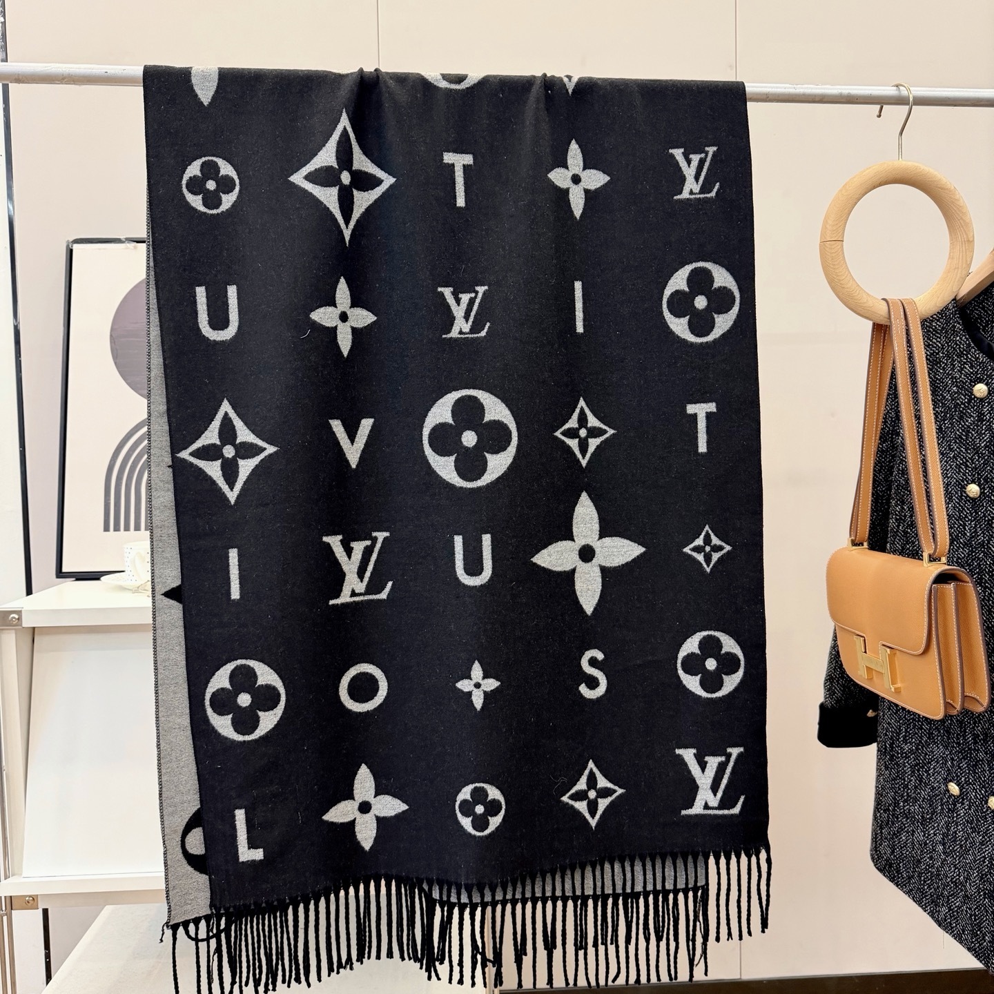 25$ Louis Vuitton Alpaca Scarf Wrap Size 65x180cm 7960 MDL28 gallery