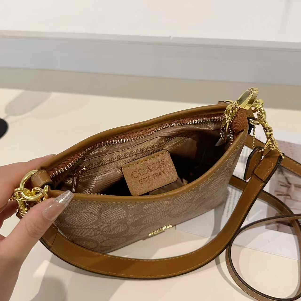 27$ Coach Shoulder bag Size 20x16x8cm 513060 BYA277 gallery