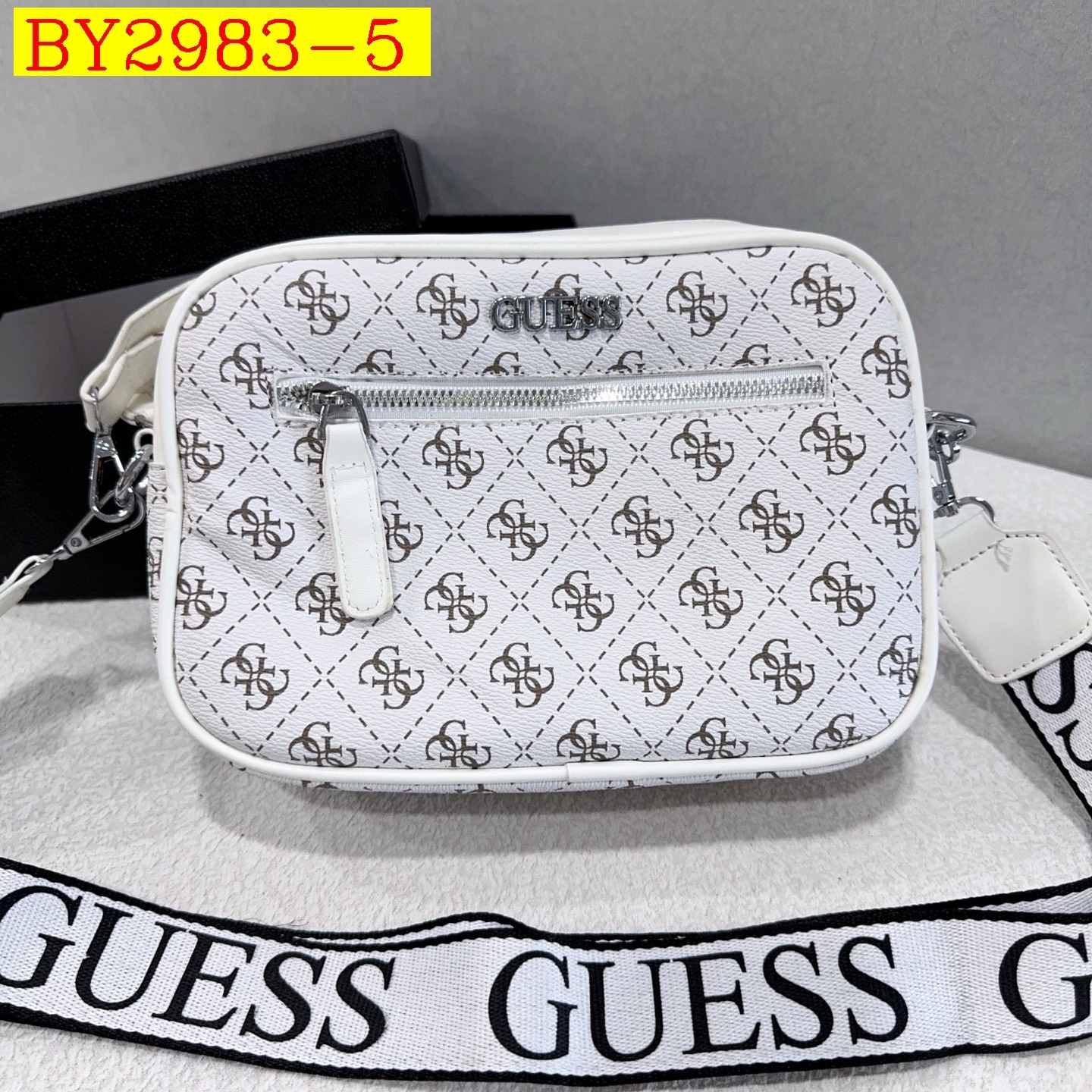 27$ GUESS 9358 Shoulder bag size 24x17x7 cm 5982 BY2983 gallery