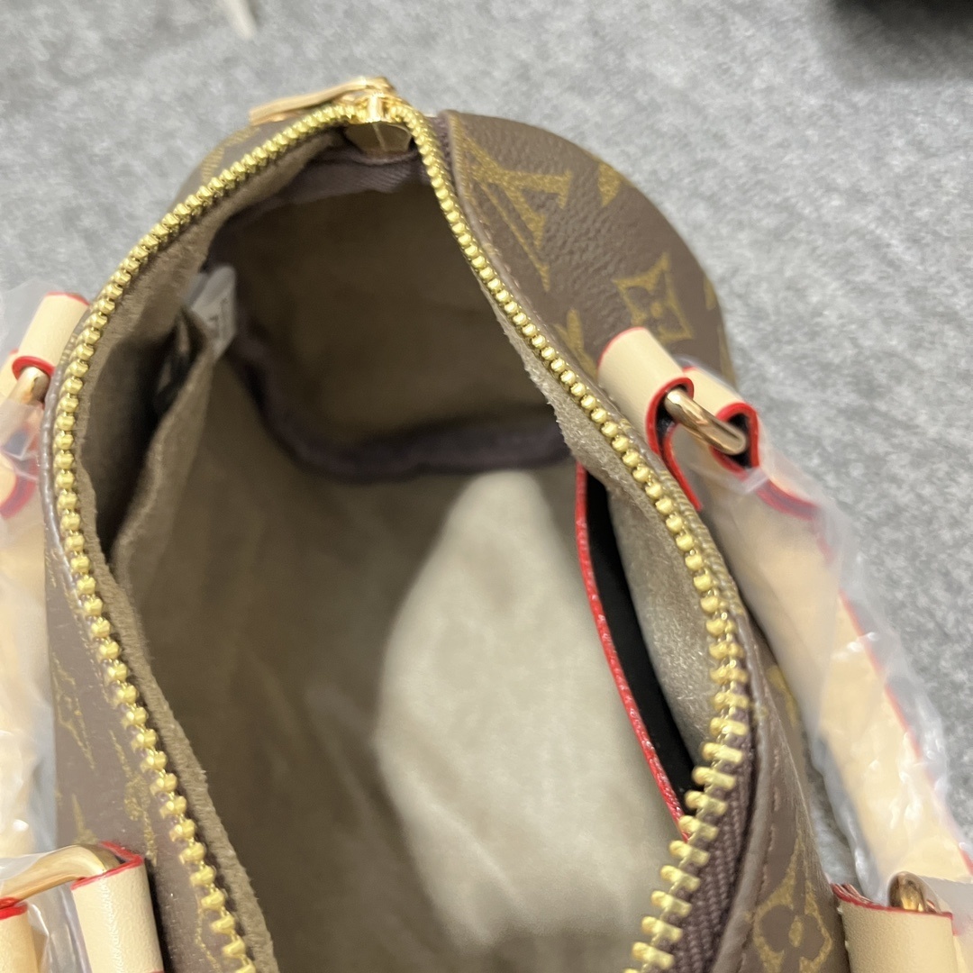 27$ dh LV 3826 Shoulder bag size 20X14X12 cm 90571812970 BY2621 gallery