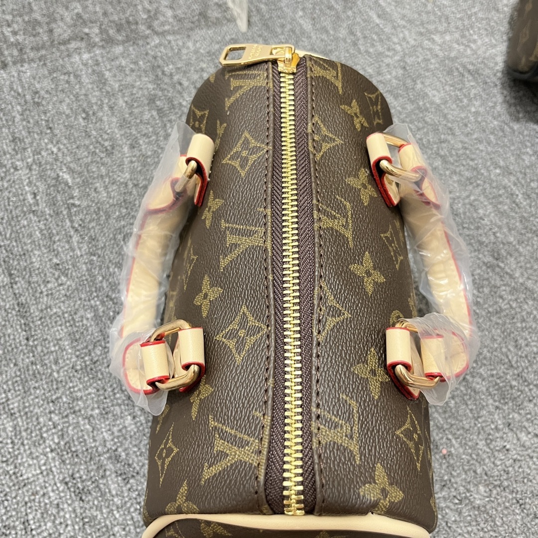 27$ dh LV 3826 Shoulder bag size 20X14X12 cm 90571812970 BY2621 gallery