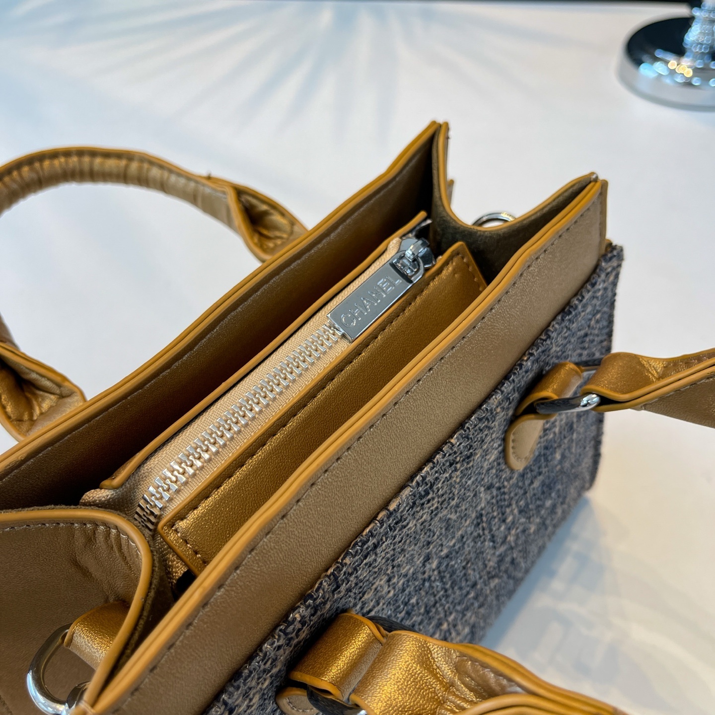 28$ CHANEL c112 Tote bag size 22x17x10 cm 1960 BY3015 gallery
