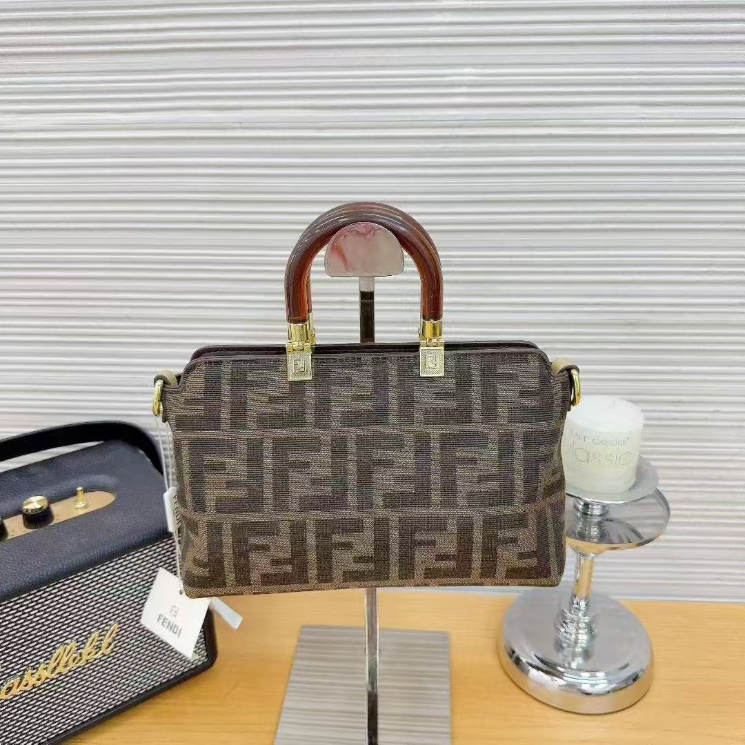 28$ FENDI 9005 Shoulder bag size 23x9x15 cm 010010 BY3063 gallery