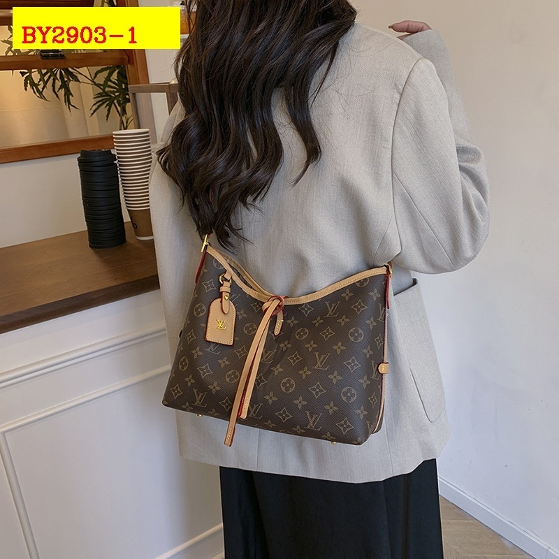 28$ LV 138 Shoulder bag size 30x23x12 cm 414030 BY2903 gallery