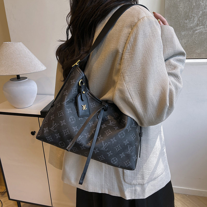 28$ LV 138 Shoulder bag size 30x23x12 cm 414030 BY2903 gallery