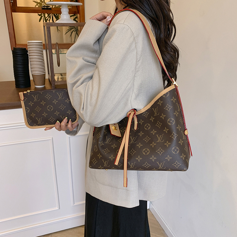 28$ LV 138 Shoulder bag size 30x23x12 cm 414030 BY2903 gallery