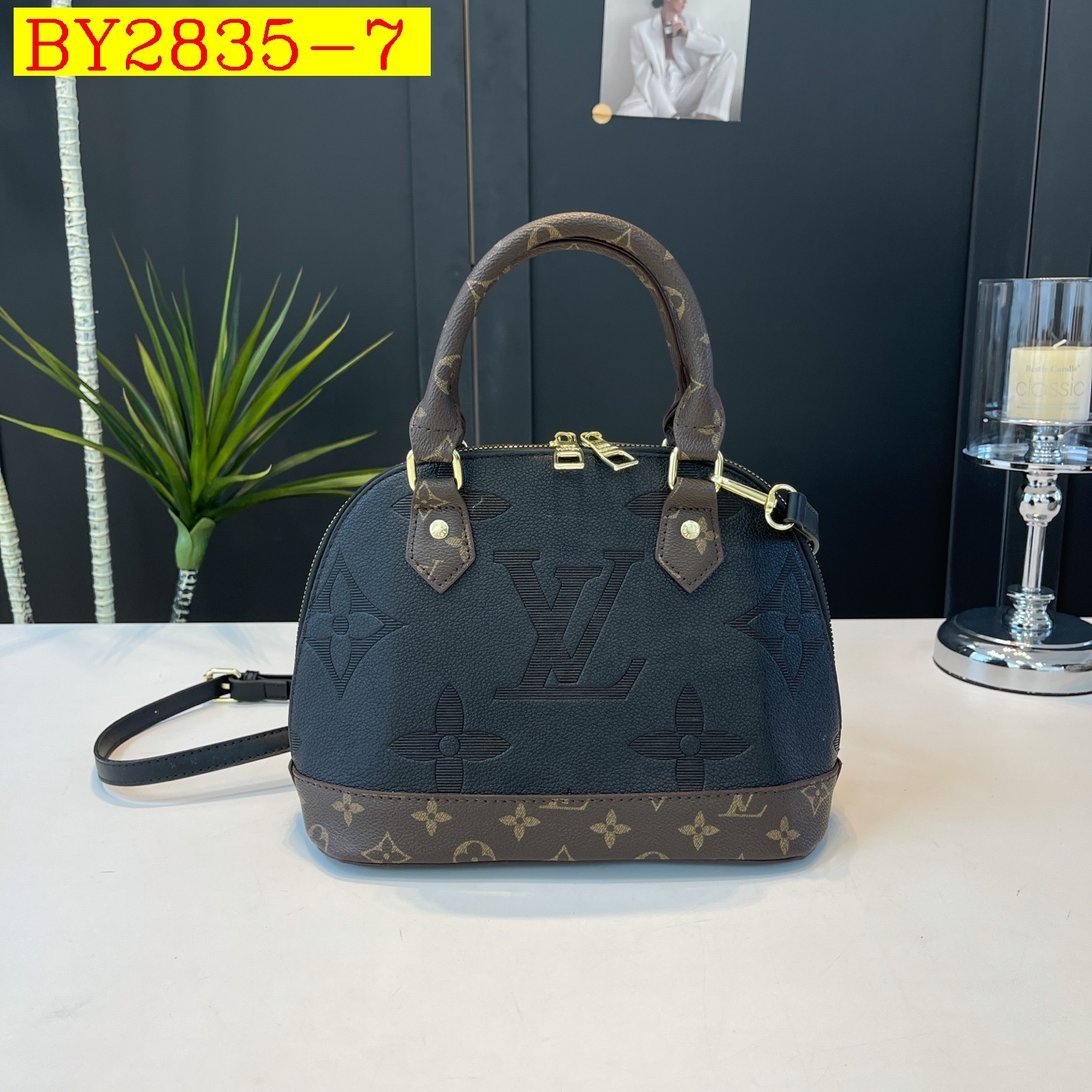 28$ LV 9012 Shoulder bag size 28X20X13 cm 5954 BY2835 gallery