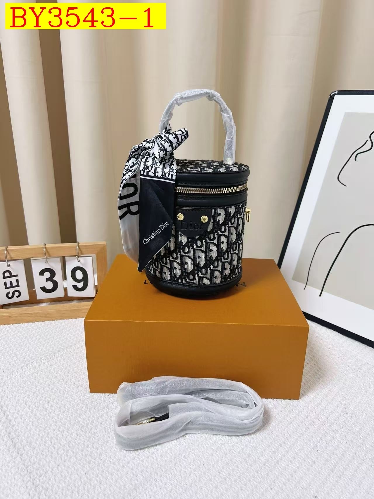 28$ LV Shoulder bag size 15x11x16 cm 513040 BY3543 gallery