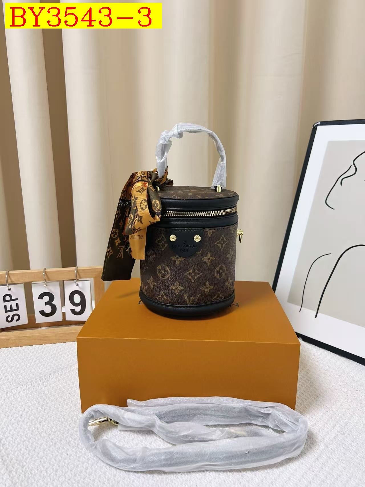 28$ LV Shoulder bag size 15x11x16 cm 513040 BY3543 gallery