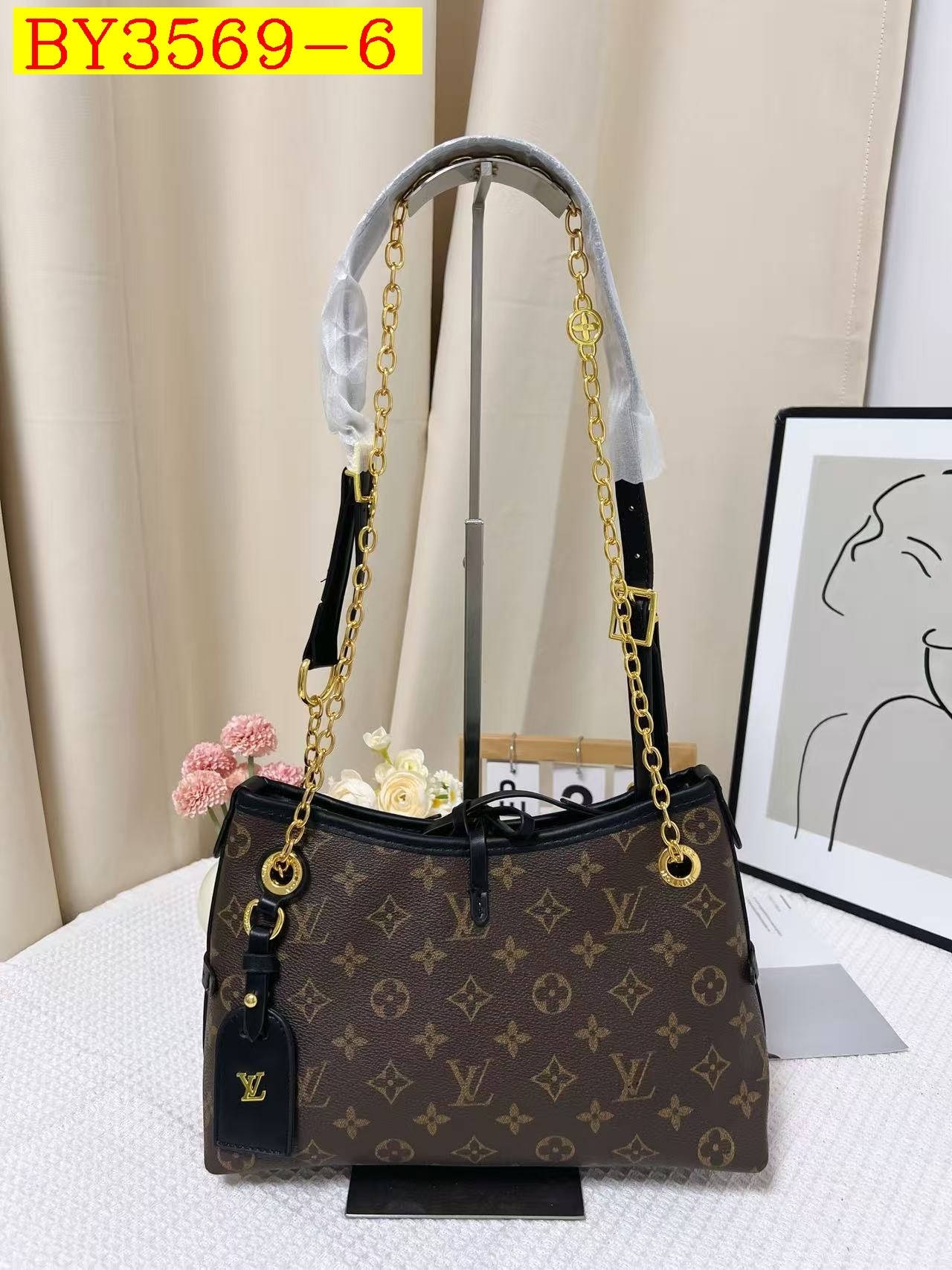28$ LV Shoulder bag size 30x8x20 cm 216000 BY3569 gallery