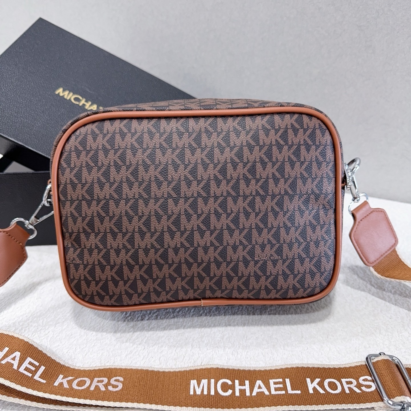 28$ MK 9371 Shoulder bag size 24x17x8 cm 7910 BY3157 gallery