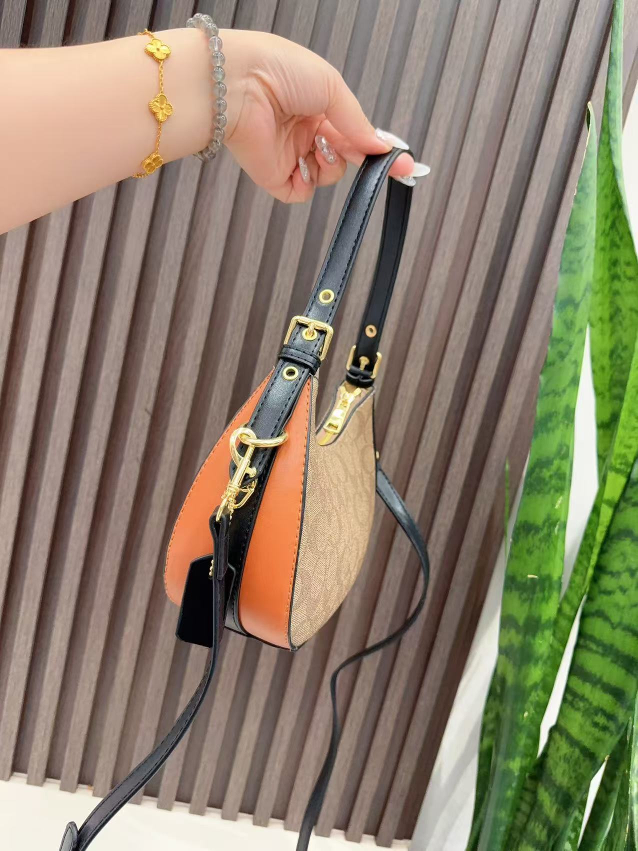 29$ Coach handbag size 0842 BYA97 gallery