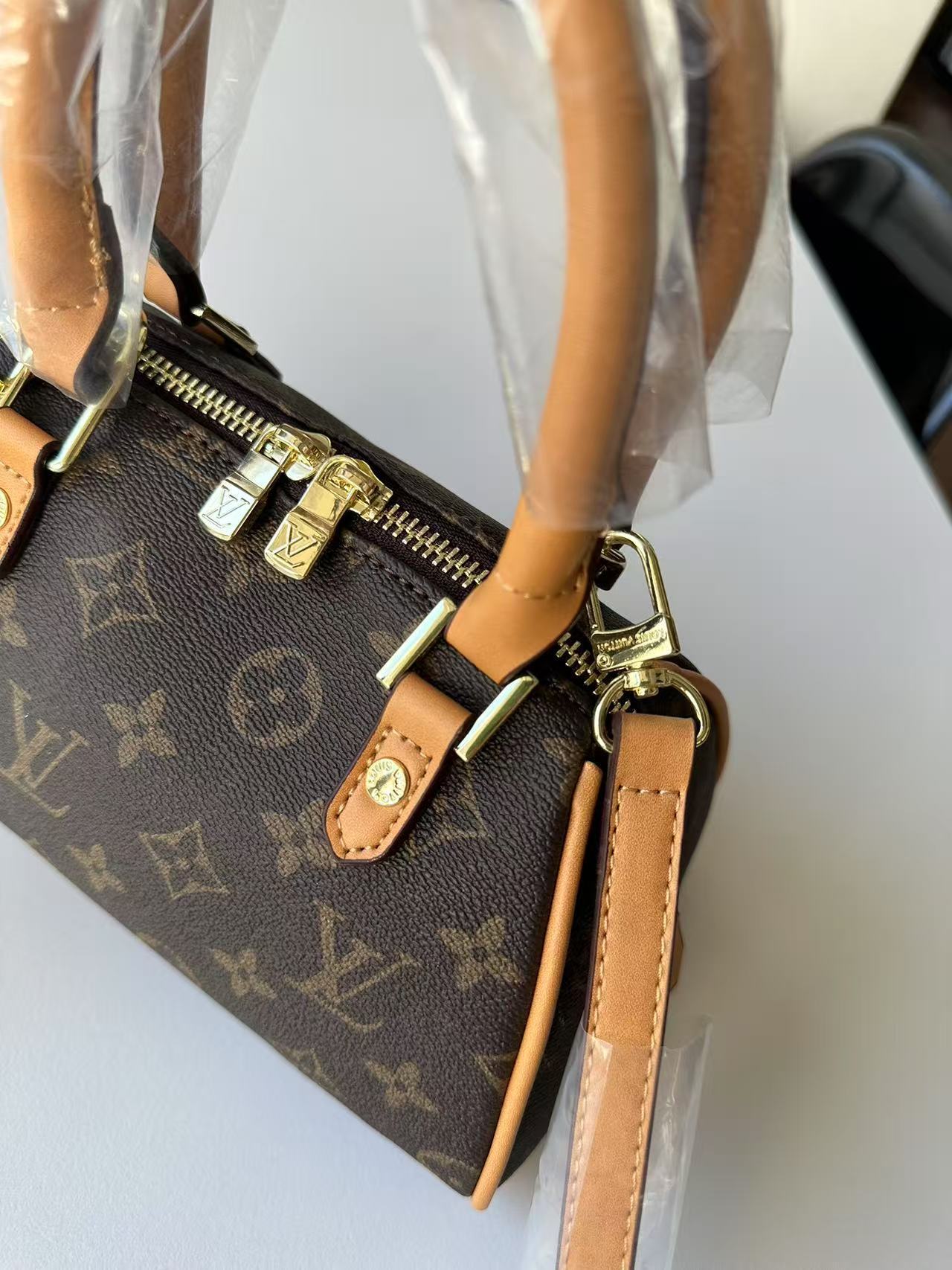 30$ LV 2813 Shoulder bag size 23x13x10 cm 612126 BY3455 gallery