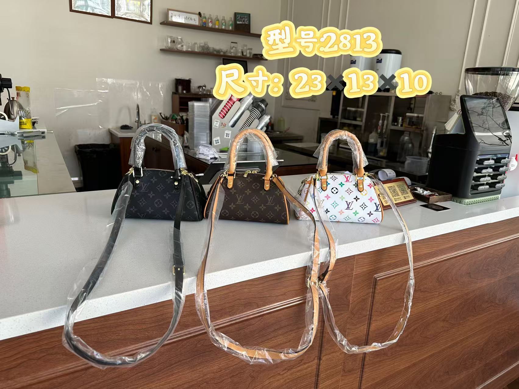 30$ LV 2813 Shoulder bag size 23x13x10 cm 612126 BY3455 gallery