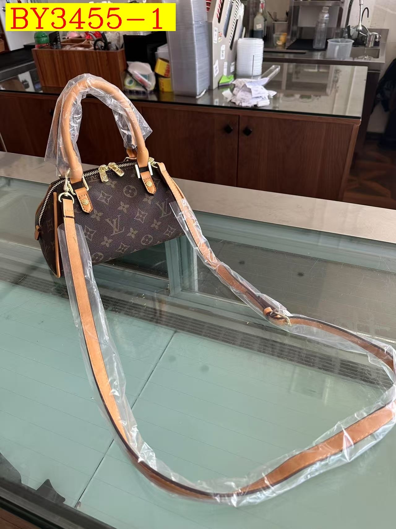 30$ LV 2813 Shoulder bag size 23x13x10 cm 612126 BY3455 gallery