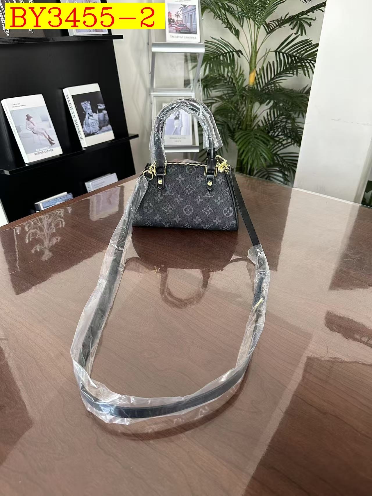 30$ LV 2813 Shoulder bag size 23x13x10 cm 612126 BY3455 gallery