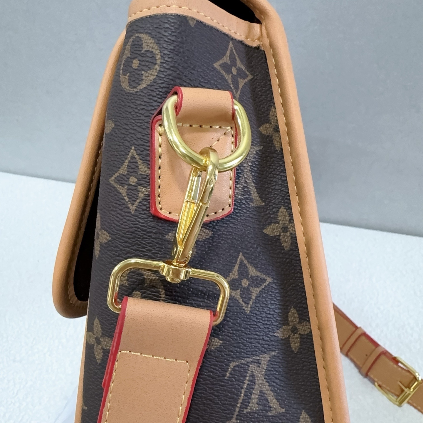 30$ LV 8815 Shoulder bag size 35x24x11 cm 213094 BY3519 gallery