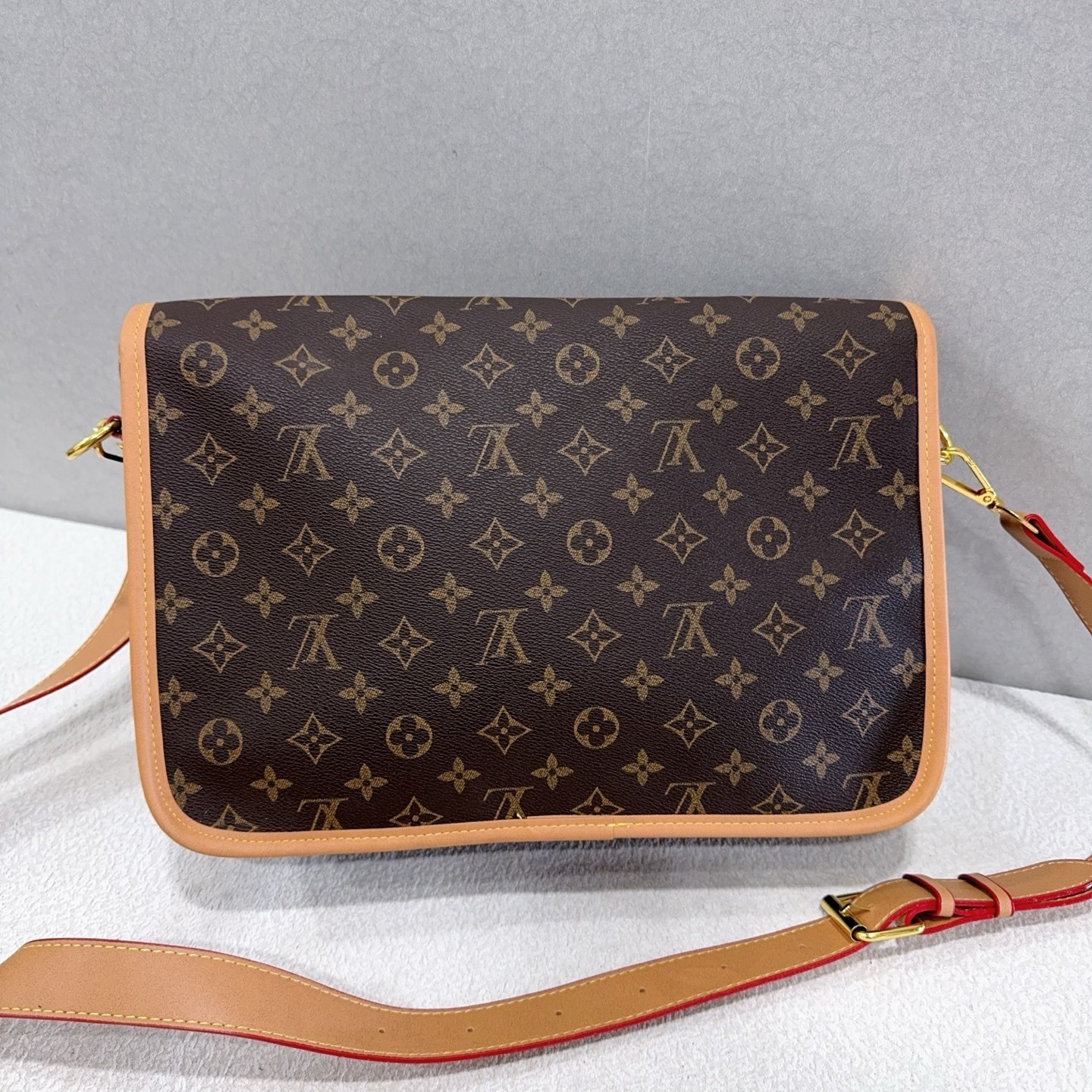 30$ LV 8815 Shoulder bag size 35x24x11 cm 213094 BY3519 gallery