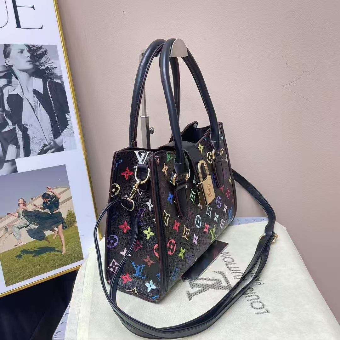 30$ LV 9381 Shoulder bag size 27x20x9 cm 010062 BY3525 gallery