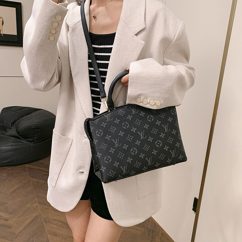 30$ new_dh LV 980 SIZE 28X20X12 CM 31502012986 BY645 gallery