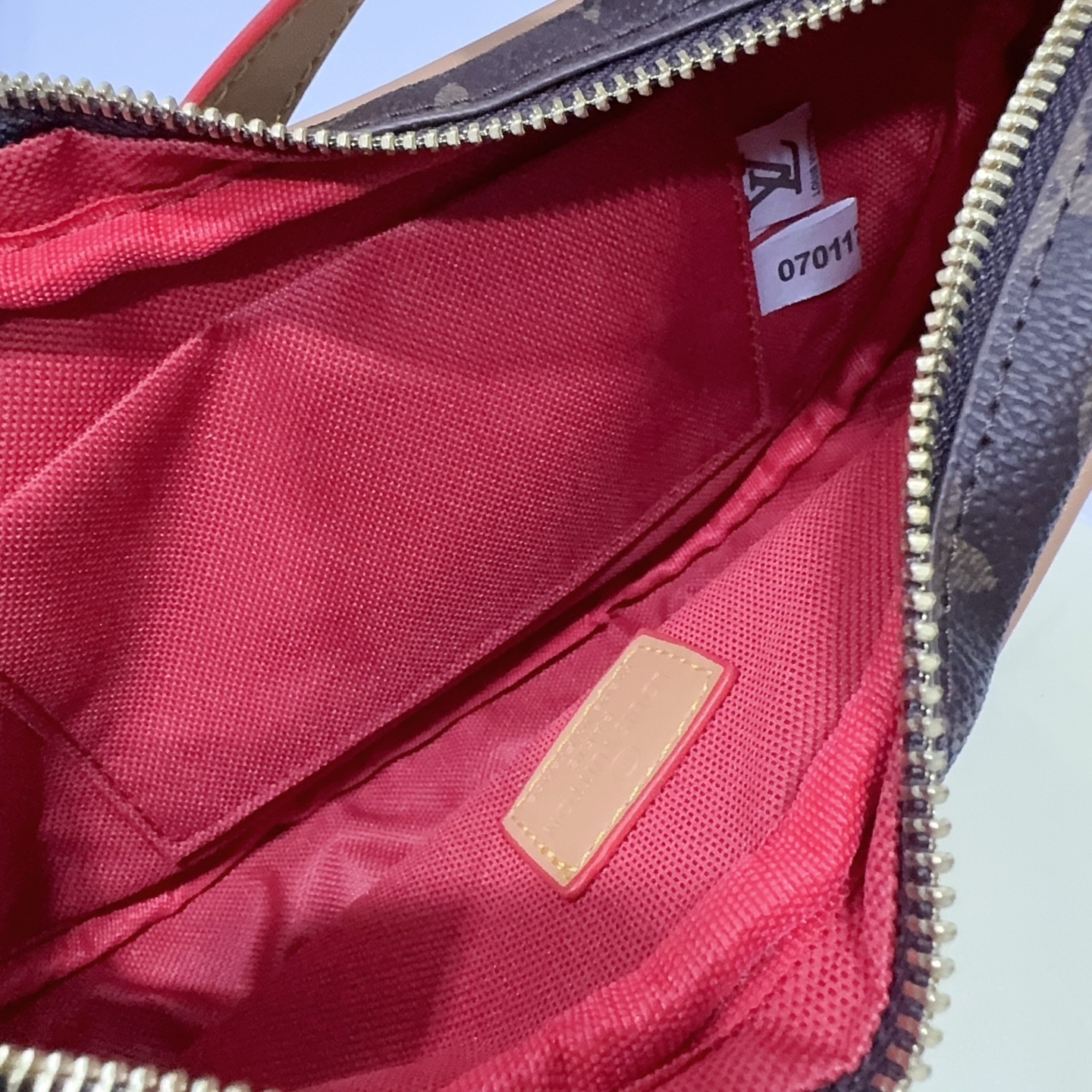 31$ LV 5896 Shoulder bag size 26x16x6 cm size 13x8x4 cm 610220 BY3493 gallery