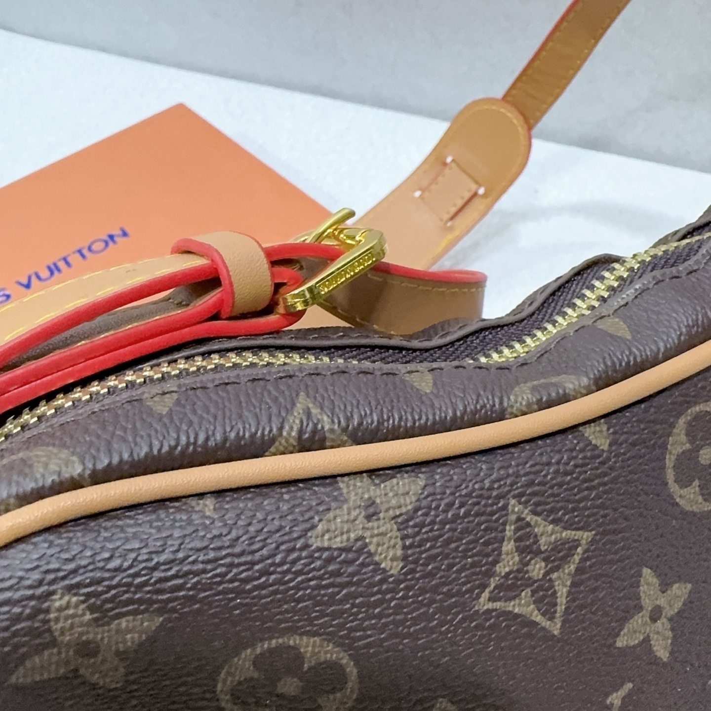 31$ LV 5896 Shoulder bag size 26x16x6 cm size 13x8x4 cm 610220 BY3493 gallery