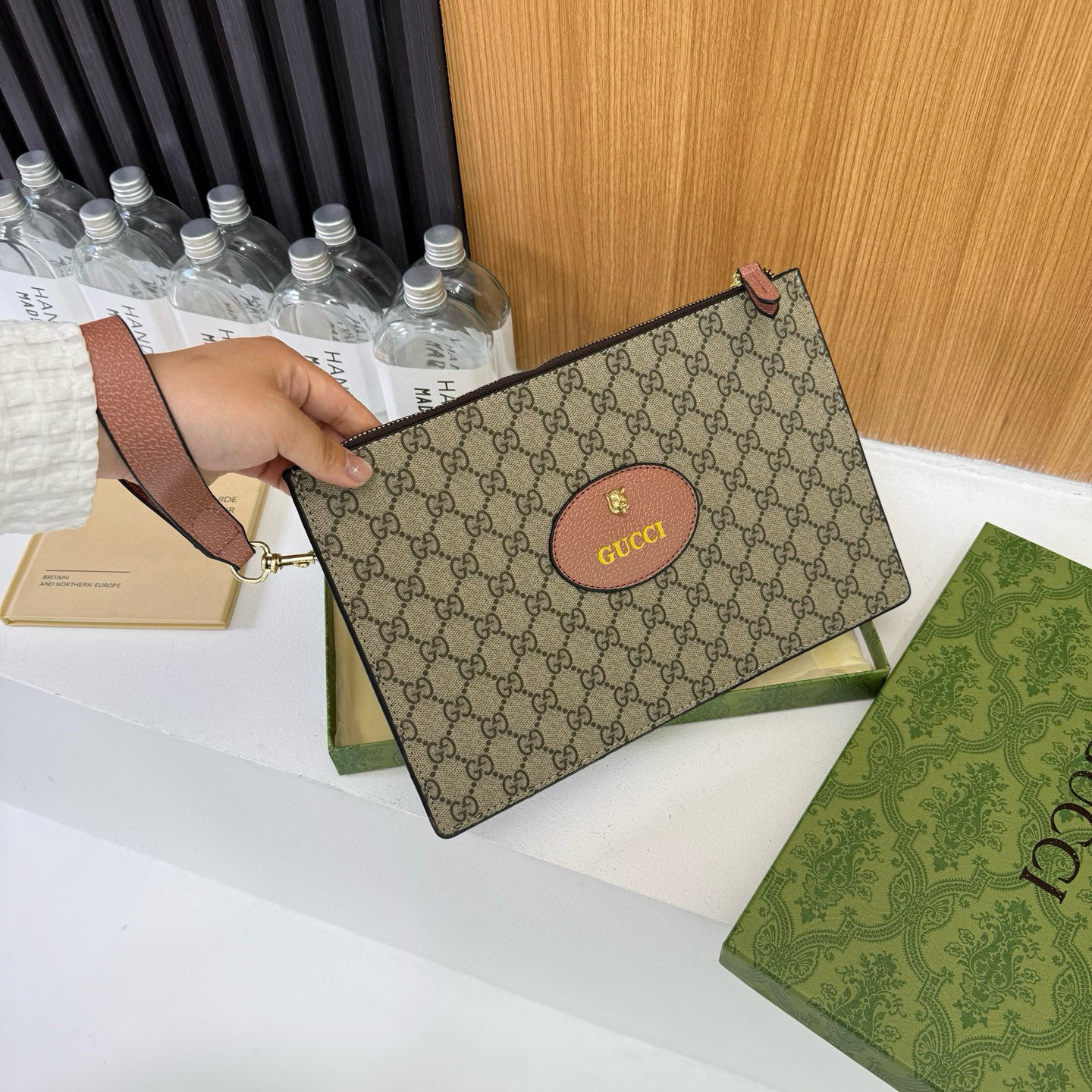 32$ GUCCI 66618 Toiletries bag size 30X20 cm 110316 DX742 gallery