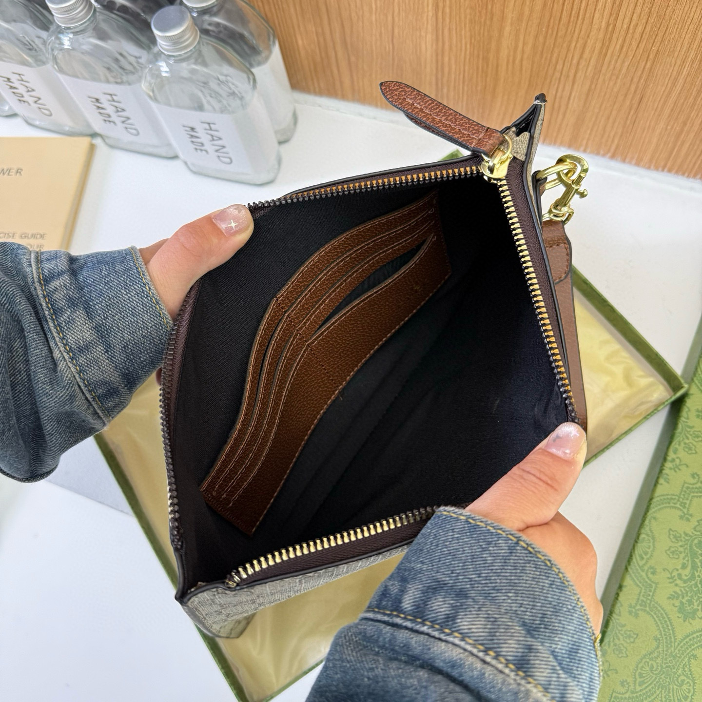 32$ GUCCI 66618 Toiletries bag size 30X20 cm 110316 DX742 gallery