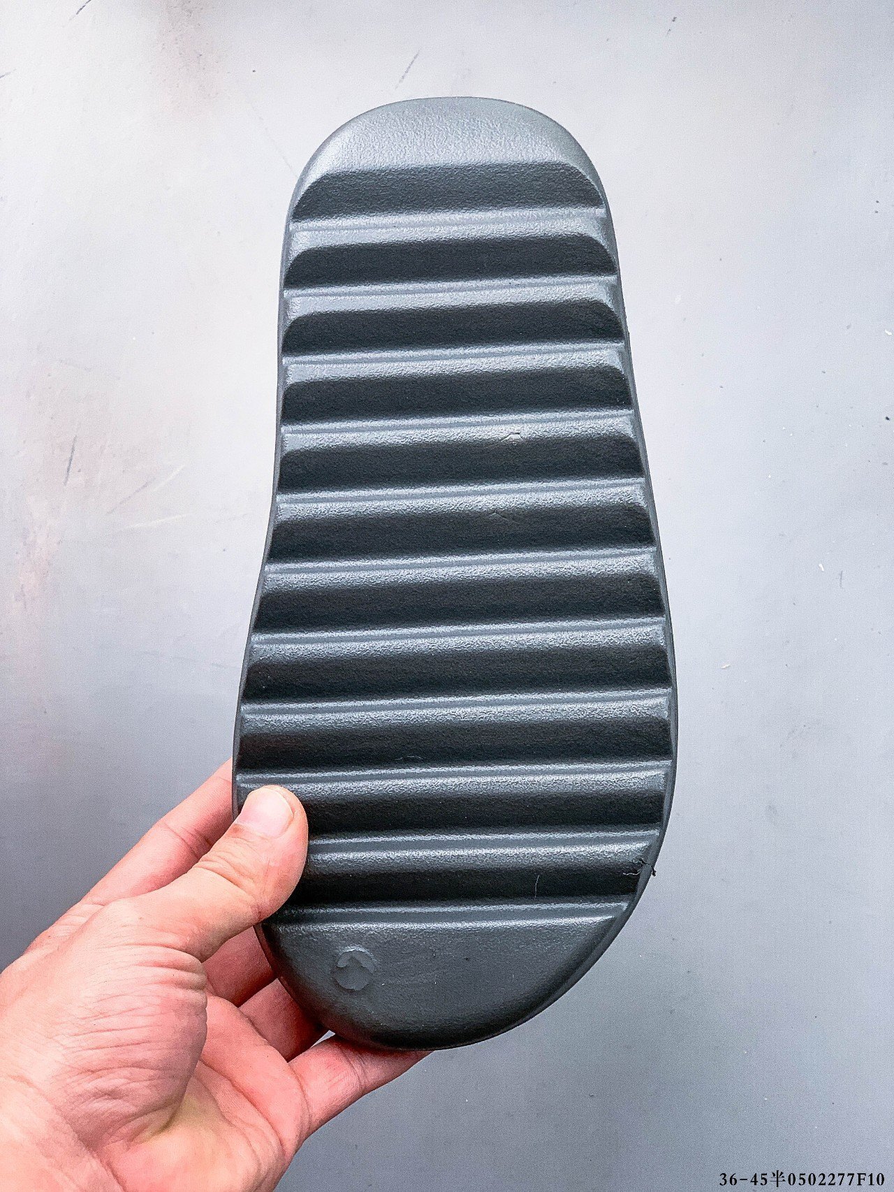 32$ Kanye West x Yeezy Slide size 36-45 half 414070 MZ1471 gallery