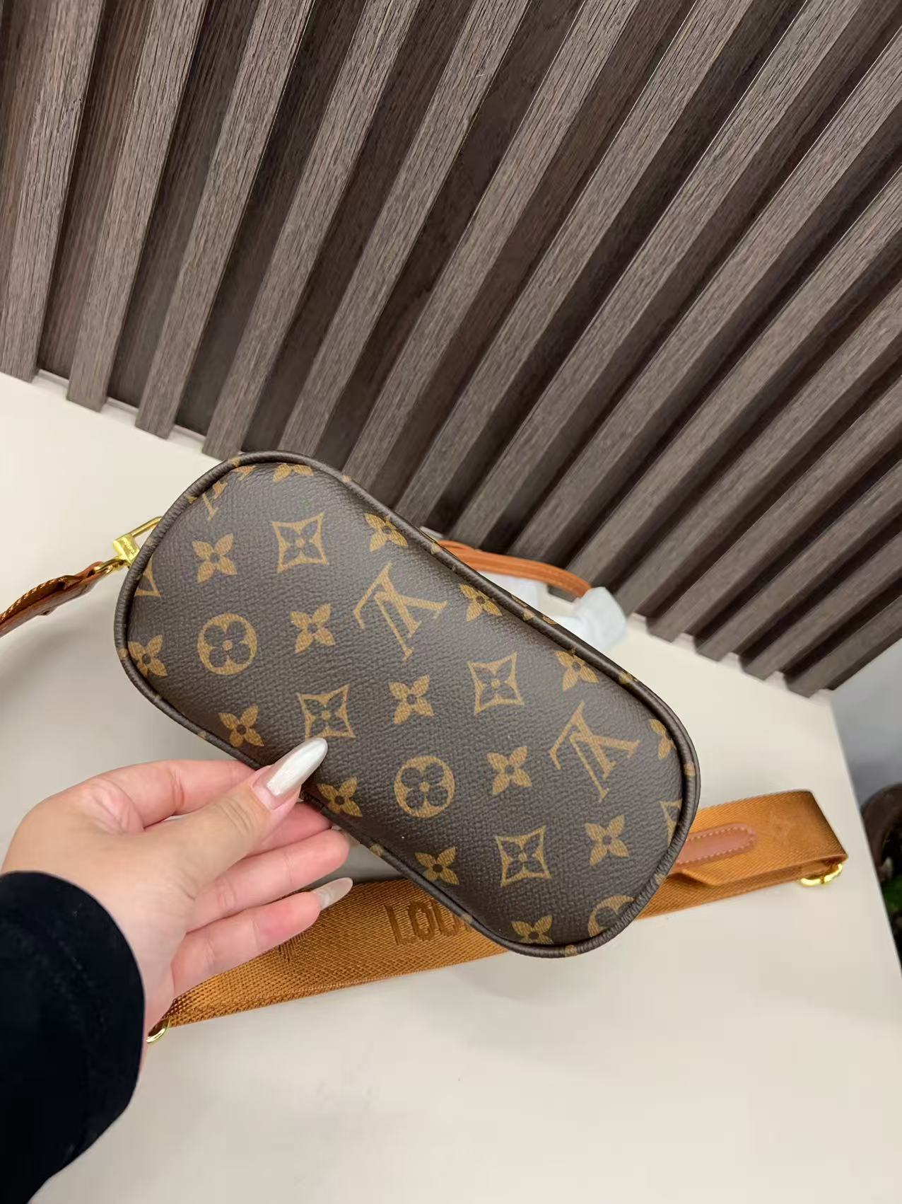 33$ LV Shoulder bag size 20x15x10cm 110050 BYA745 gallery