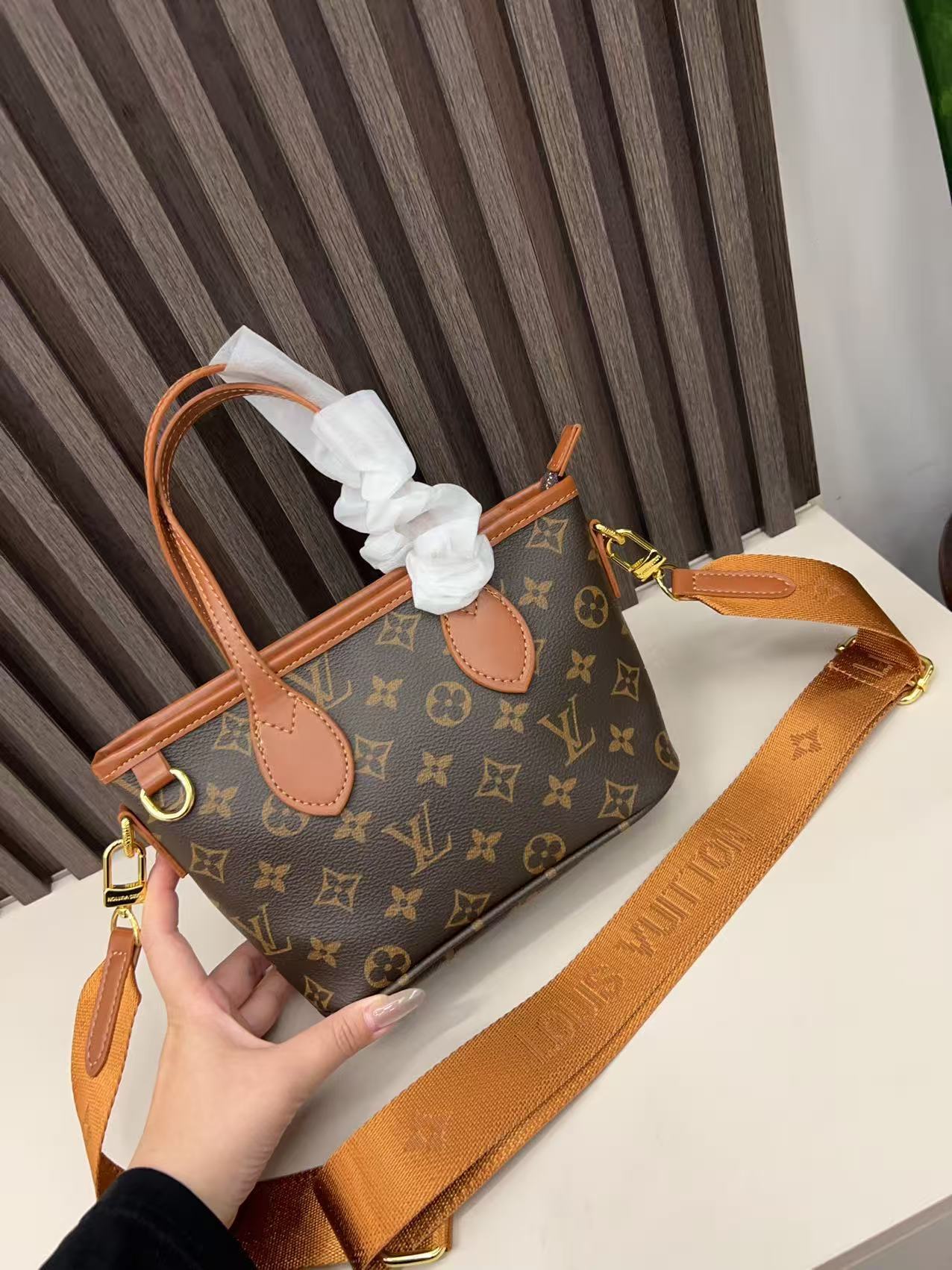 33$ LV Shoulder bag size 20x15x10cm 110050 BYA745 gallery