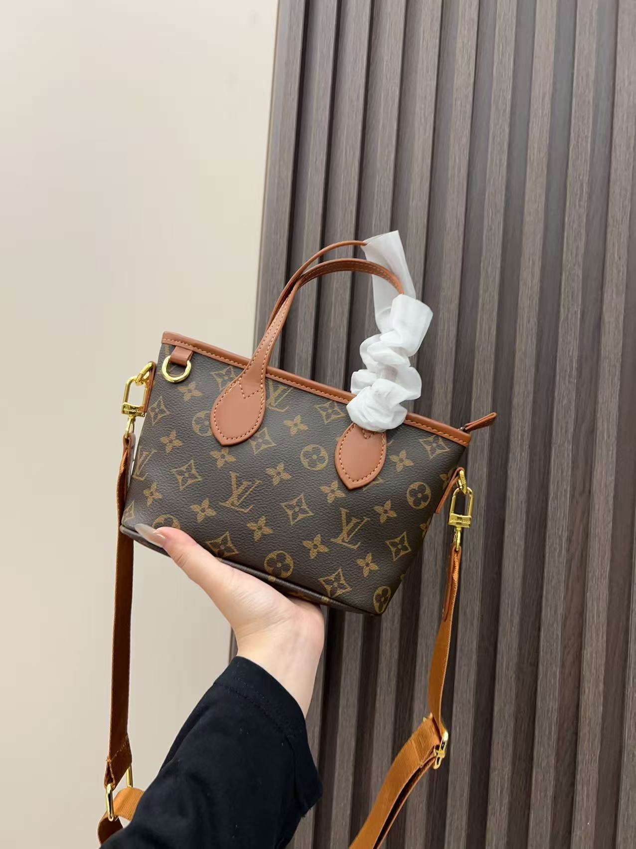 33$ LV Shoulder bag size 20x15x10cm 110050 BYA745 gallery