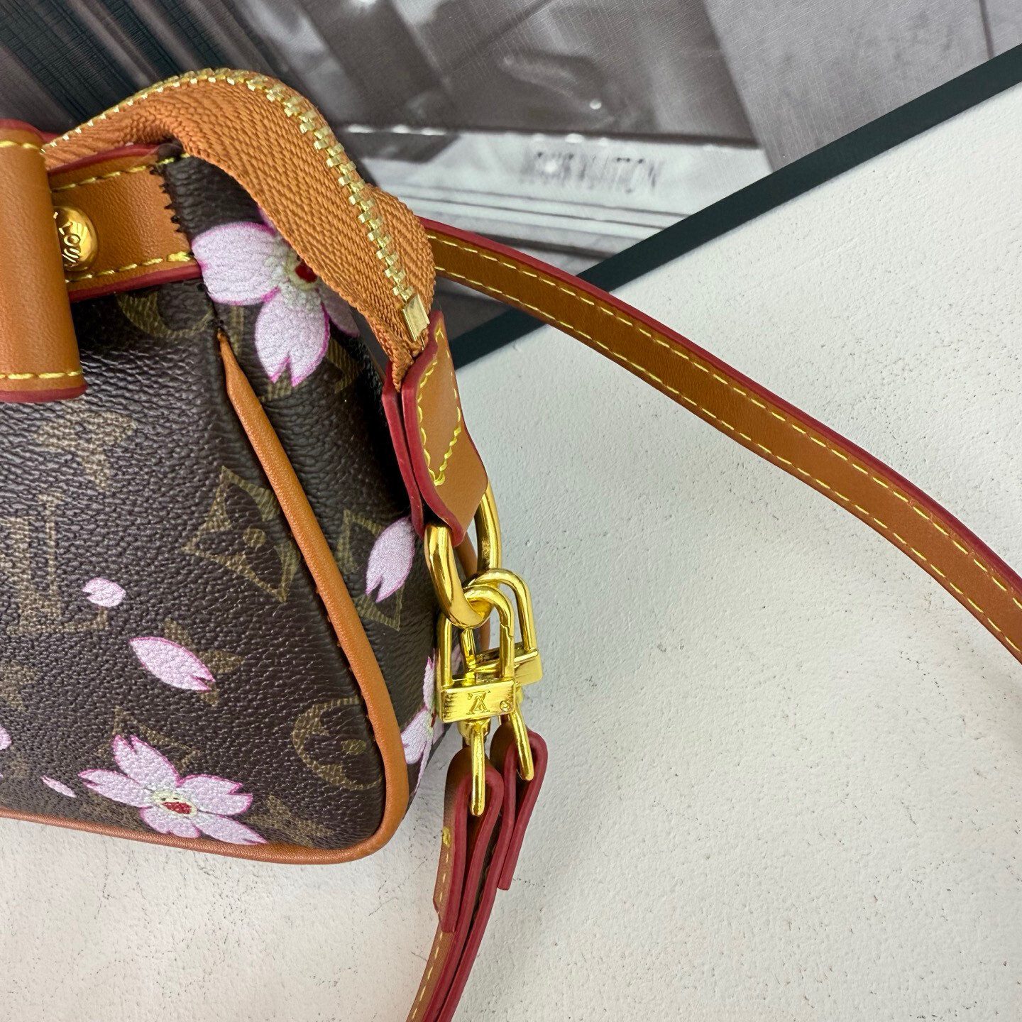 33$ dh LV 6638 Shoulder bag size 21X12X4 cm 51231623331 DX676 gallery