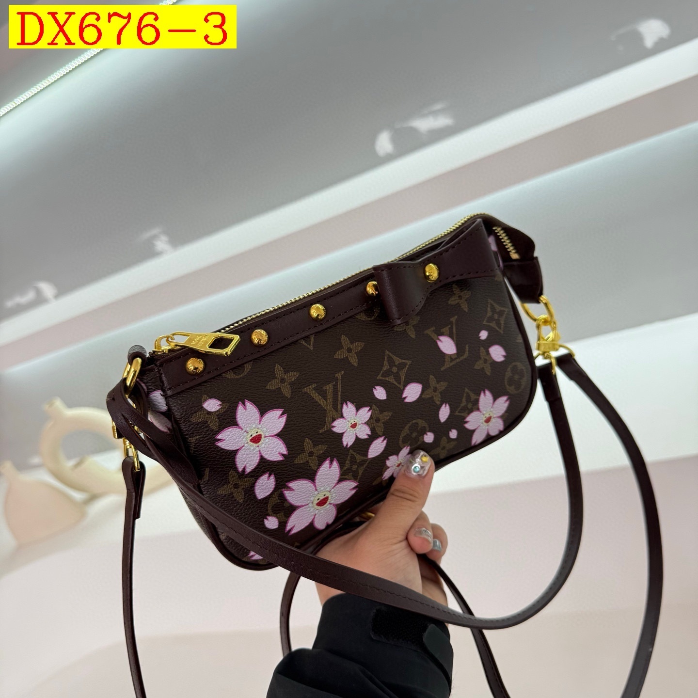 33$ dh LV 6638 Shoulder bag size 21X12X4 cm 51231623331 DX676 gallery