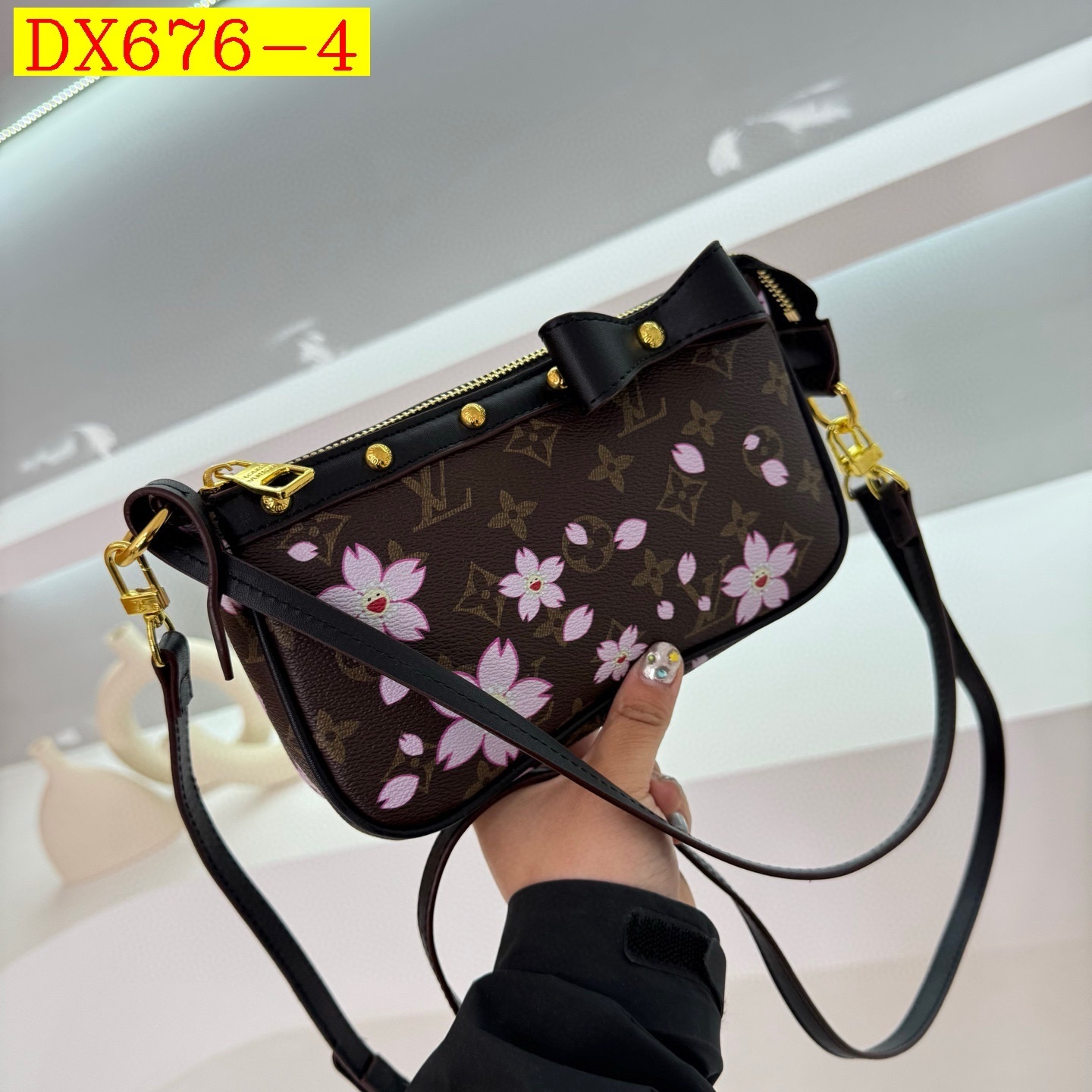 33$ dh LV 6638 Shoulder bag size 21X12X4 cm 51231623331 DX676 gallery