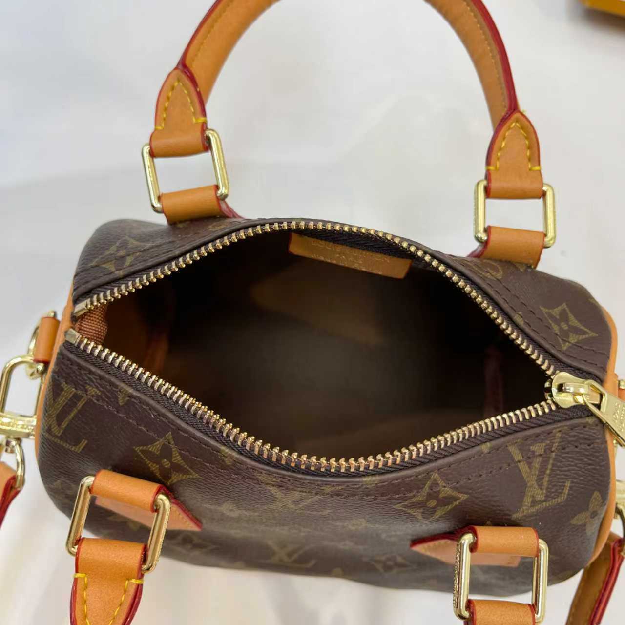 35$ LV Shoulder bag size 20x15x12cm 616242 BYA747 gallery