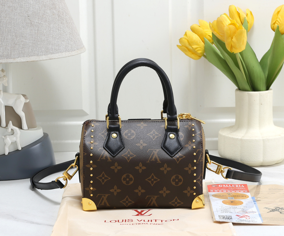 37$ LV 2323 Shoulder bag size 20X11X14 cm 911820 BR1914 gallery