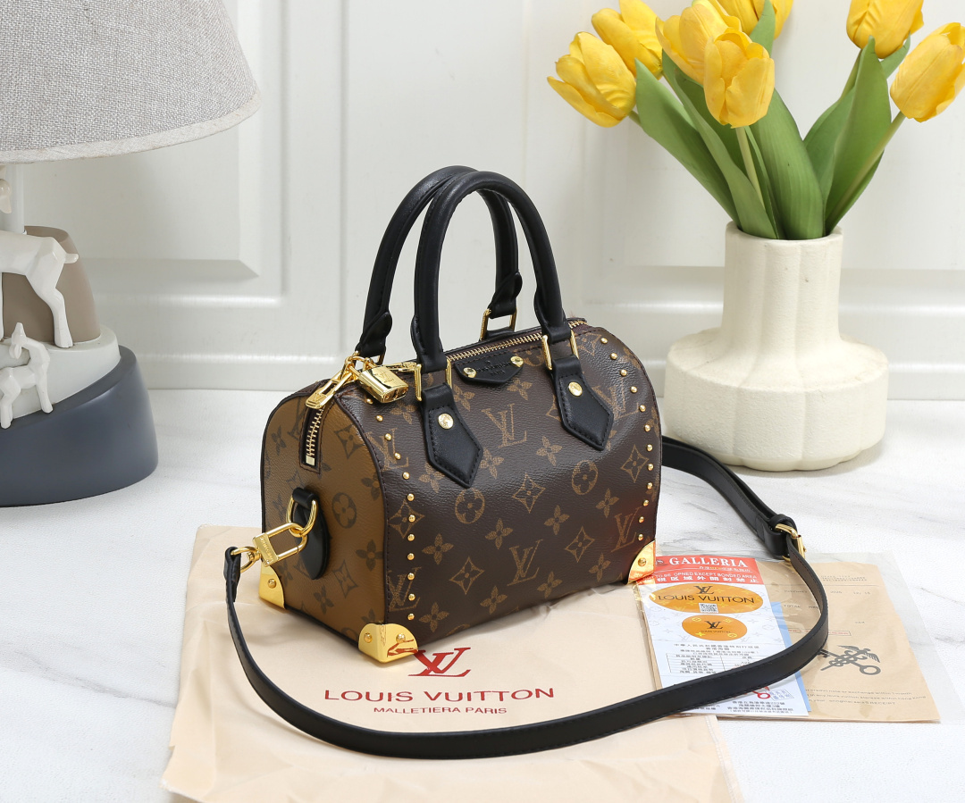 37$ LV 2323 Shoulder bag size 20X11X14 cm 911820 BR1914 gallery